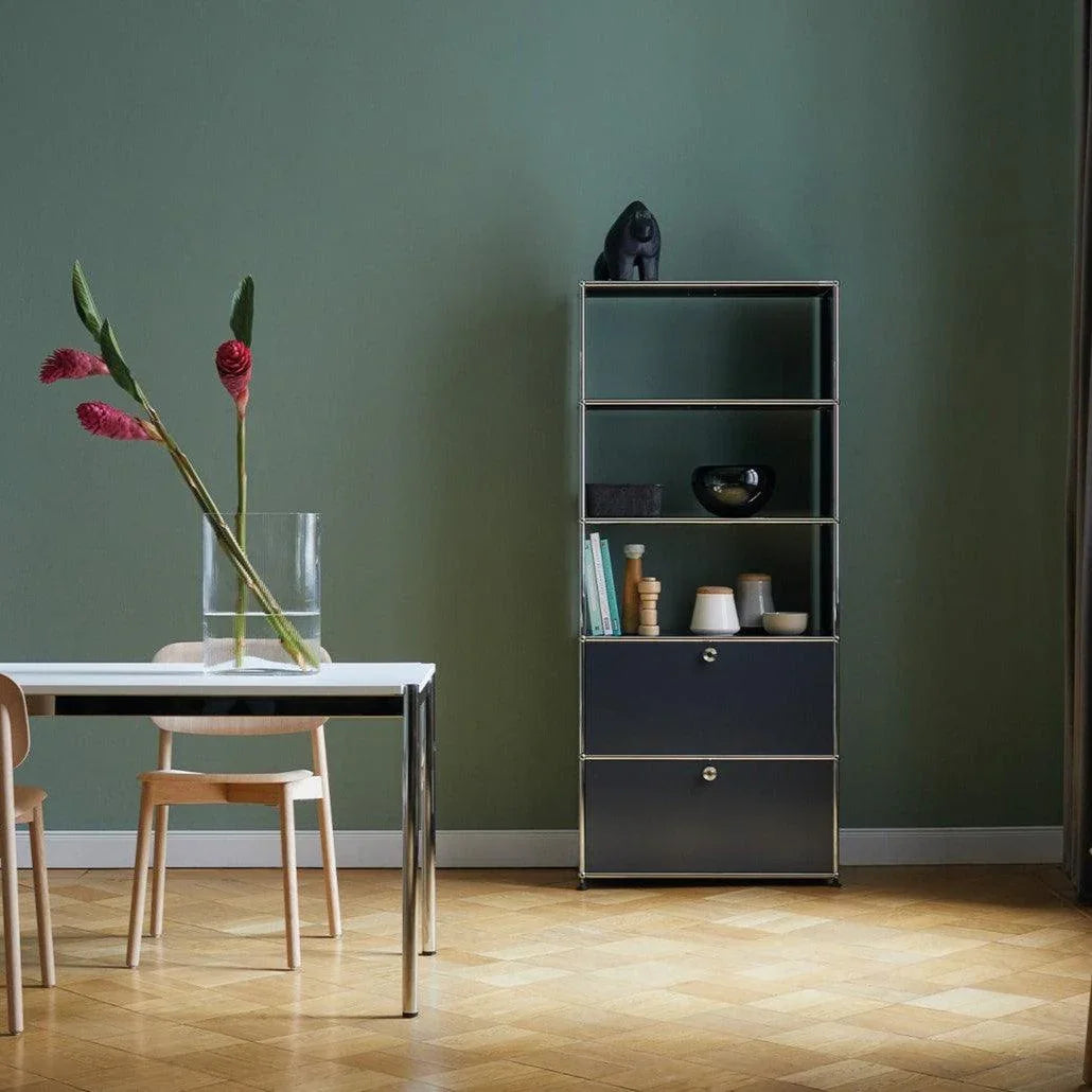 Regalsystem USM Haller M24 in elegantem Anthrazitgrau – minimalistisches Ordnungssystem für modernes Homeoffice oder kreative Arbeitsräume mit Struktur und Stil