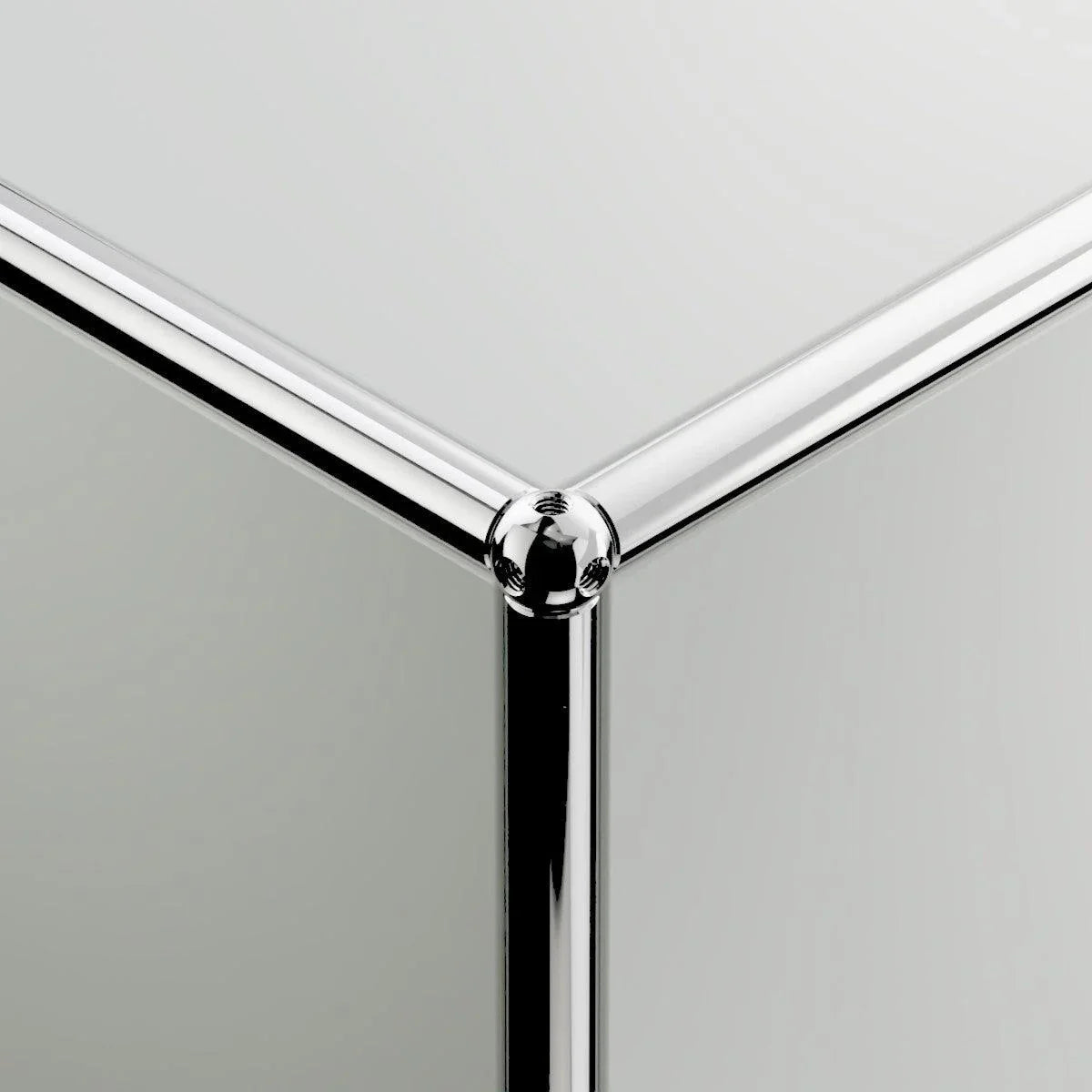 Kantenansicht des Sideboards E2 von USM Haller in Lichtgrau – dezente Farbtiefe mit hochwertiger Verarbeitungsqualität