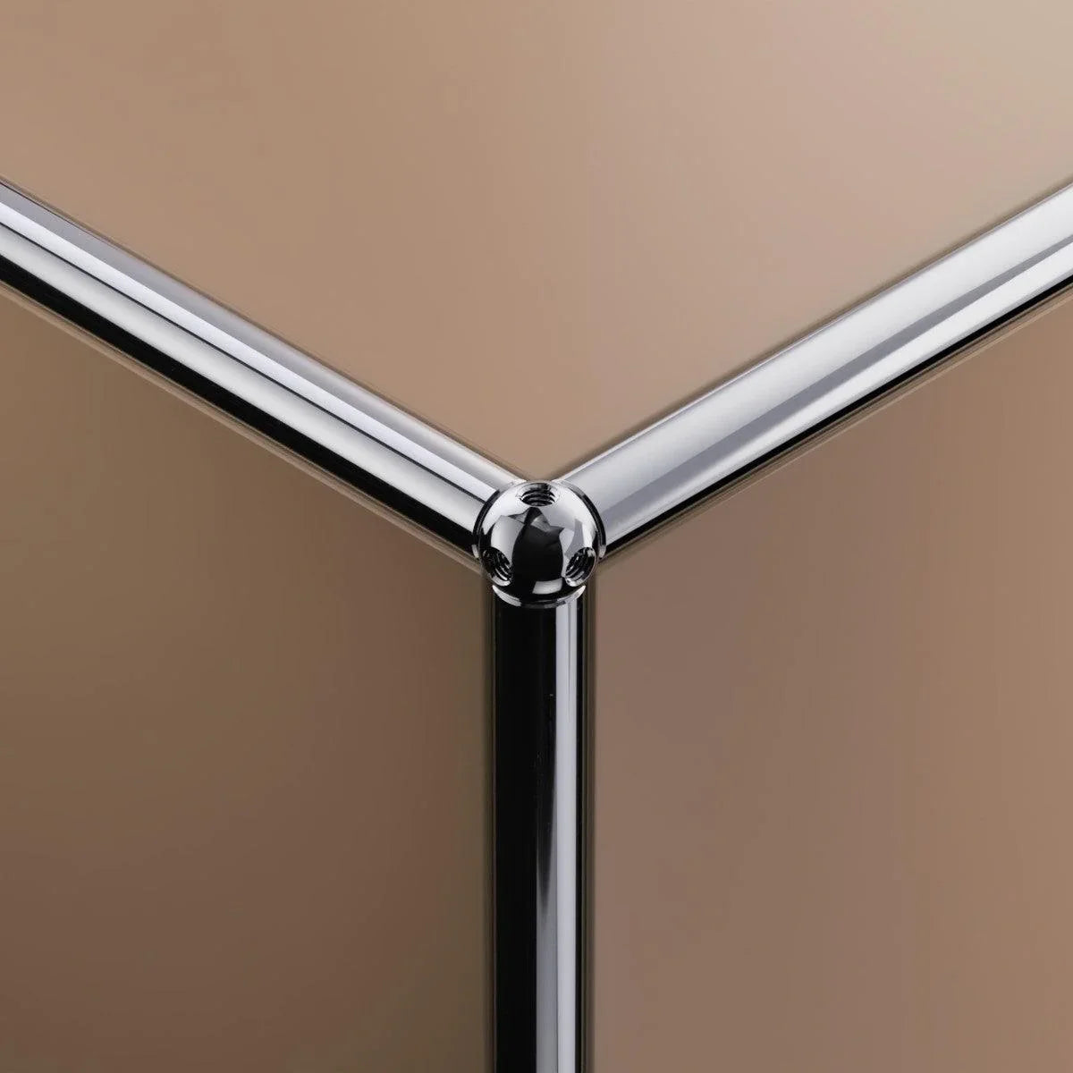 Detailansicht der Kante des USM Haller Sideboards M64 in Beige – präzise Verarbeitung und zeitloses Design für anspruchsvolle Raumgestaltungen