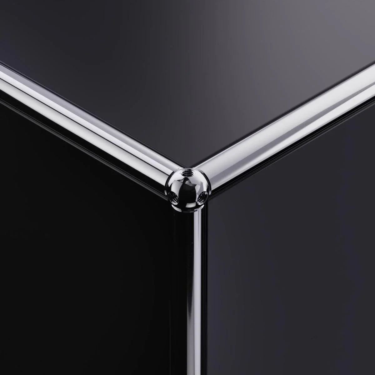 Kantensicht des USM Haller Lowboards M59 in Graphitschwarz – detailreiche Ansicht der hochwertigen Verarbeitung, modularen Bauweise und eleganten Linienführung im dunklen Farbton