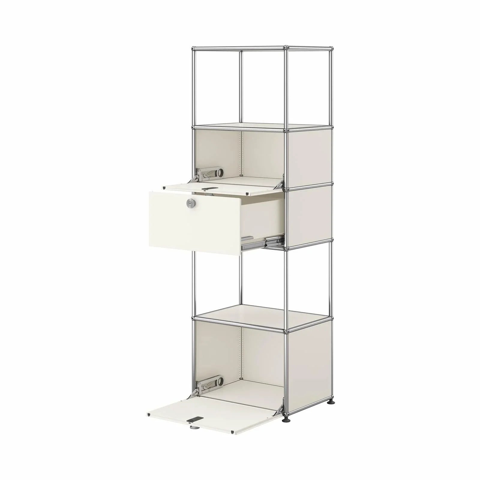 USM Regal M52 in Reinweiß mit offener Ansicht – bestückt mit Büchern und Accessoires als vielseitiges Designregal für Wohnzimmer, Büro oder Studio