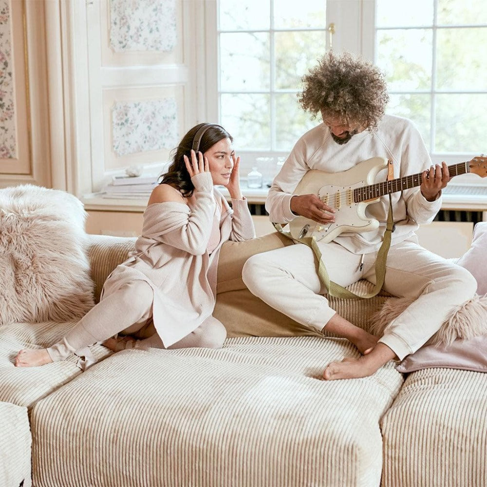 Modulares Sofa Seitenteil von Vetsak in Cord Velours Sand – stilvoll inszeniert im hellen Wohnzimmer mit natürlicher Einrichtung