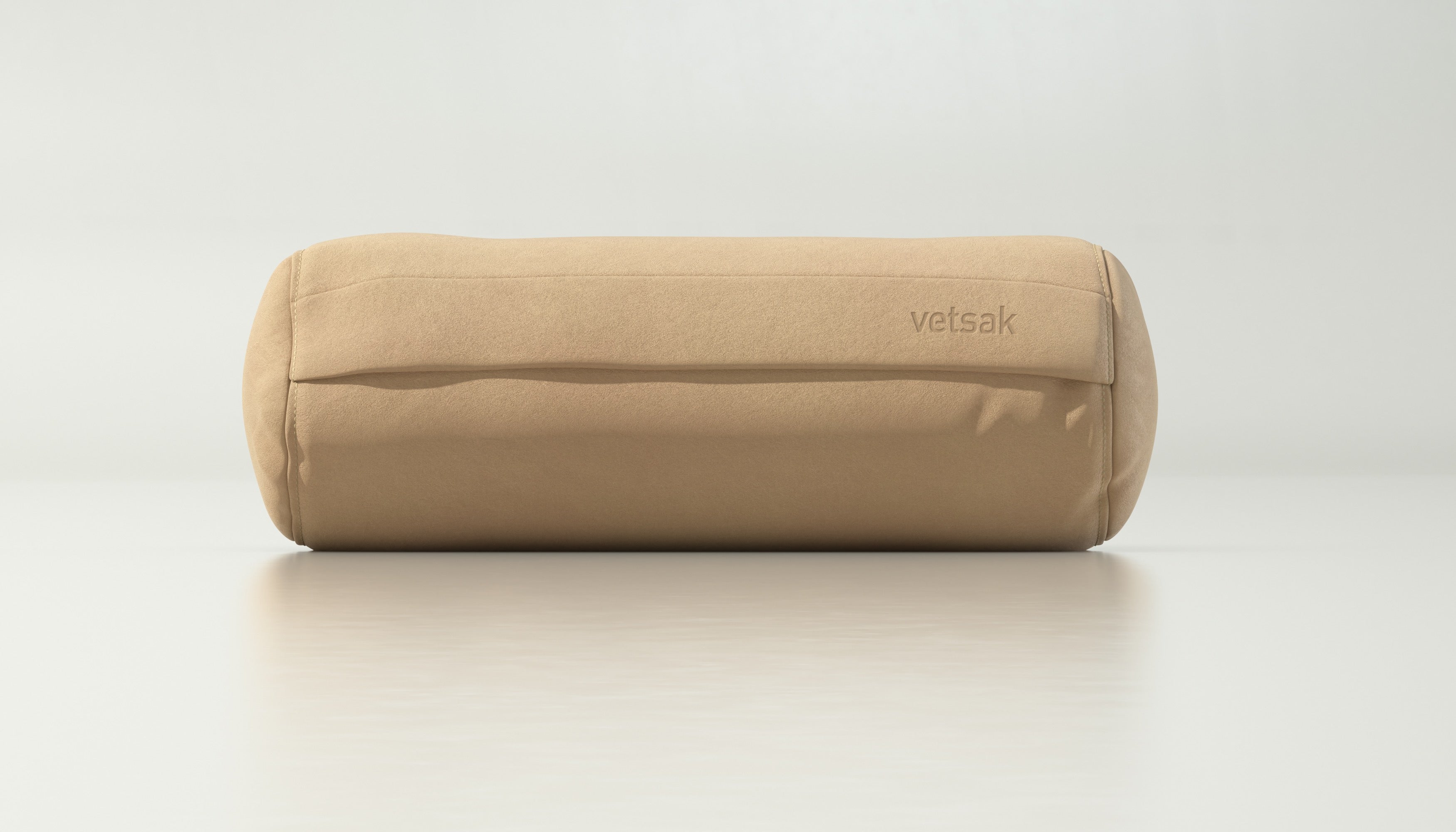 Noodle Kissen von vetsak aus Leder Beige – weicher, funktionaler Akzent für anspruchsvolle Einrichtungen