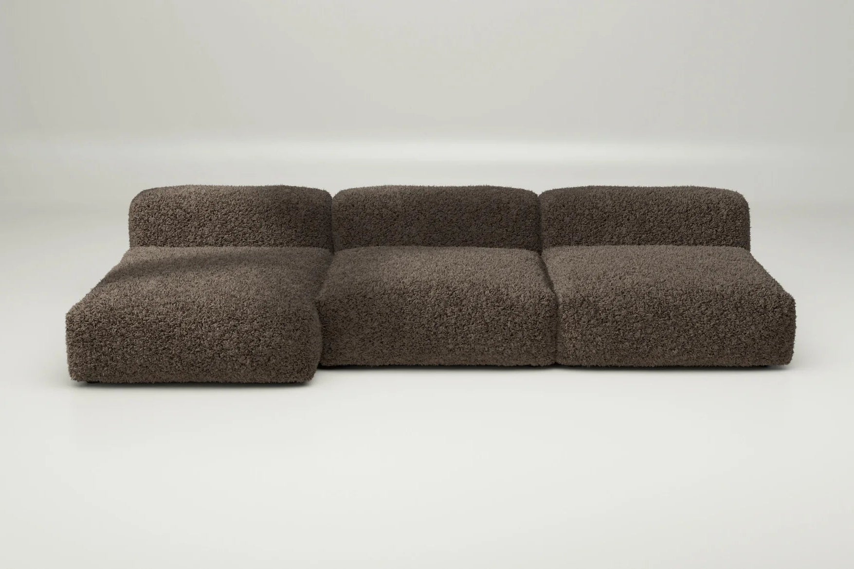 Sofa 04 in Doodle Cacao – mit Kissen, gemütliches Modulsofa mit weicher Oberfläche in warmem Braunton