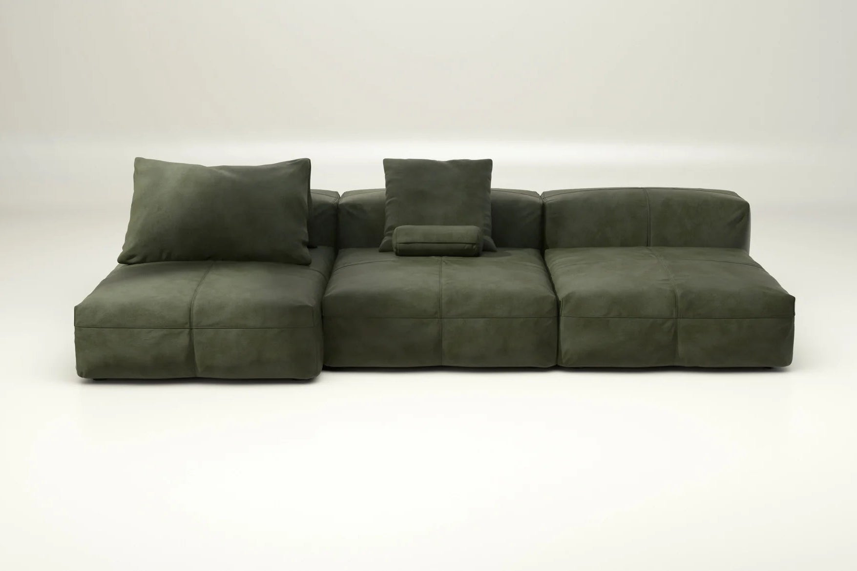 Sofa 04 in Leder Olive – mit Kissen, moderner Wohnstil mit natürlichem Farbspiel in hochwertigem Leder