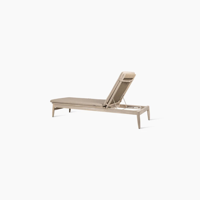 Vincent Sheppard DAVID Sonnenliege aus Aged Teak mit Savane Coconut Kissen aus der Seitlichen Perspektive