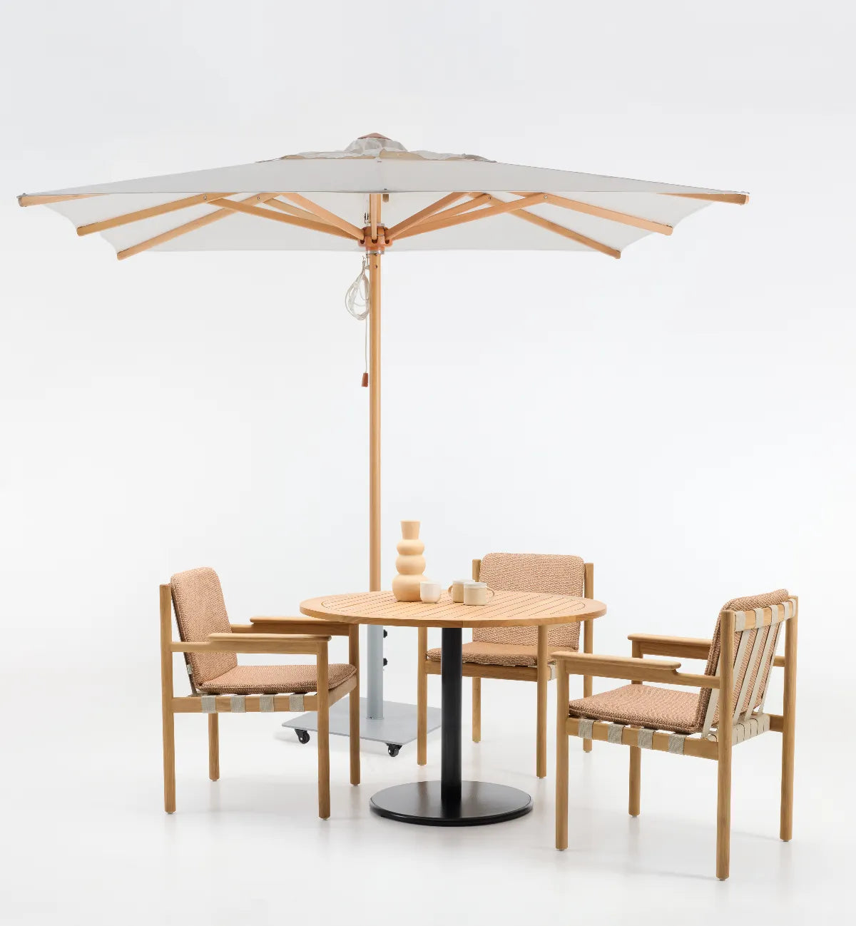 Parasol Vincent Sheppard FLORENCE : détail avec structure en bois d'eucalyptus laqué et toile