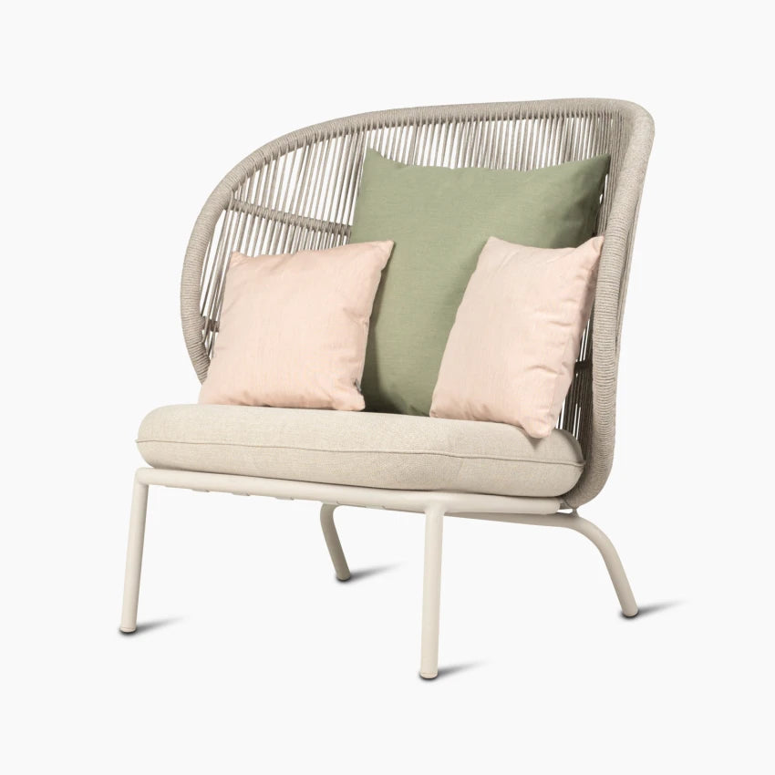 Fauteuil de jardin Vincent Sheppard KODO COCOON, couleur Dune White, avec corde en polypropylène et coussins décoratifs