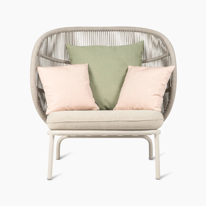 Fauteuil de jardin Vincent Sheppard KODO COCOON, couleur Dune White, avec coussins d'assise et décoratifs