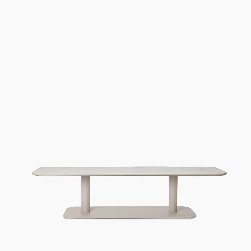 Vincent Sheppard KODO Couchtisch rechteckig mit pulverbeschichtetem Aluminiumrahmen in der Farbe Dune White und einer Keramikplatte in Shards.