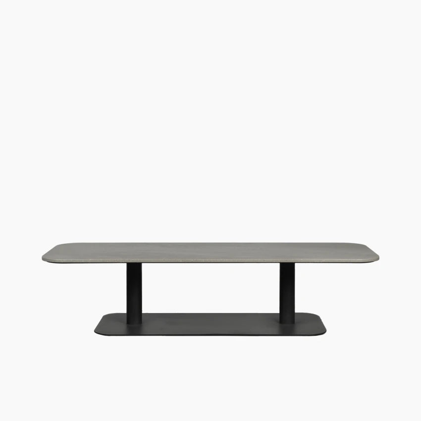 Vincent Sheppard KODO Couchtisch rechteckig mit pulverbeschichtetem Aluminiumrahmen in der Farbe Fossil Grey und einer Keramikplatte in Flint.