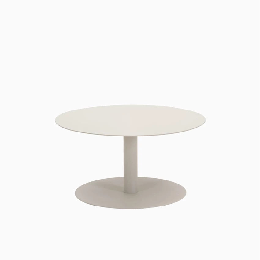 Vincent Sheppard KODO Couchtisch rund mit pulverbeschichtetem Aluminiumrahmen in der Farbe Dune White.