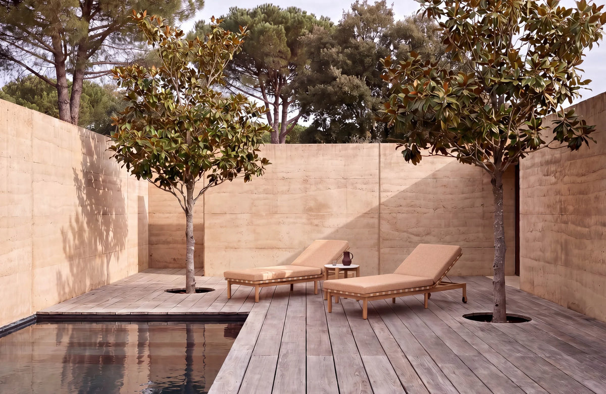 Vincent Sheppard ODA Sonnenliege aus Teak und Flax am Pool