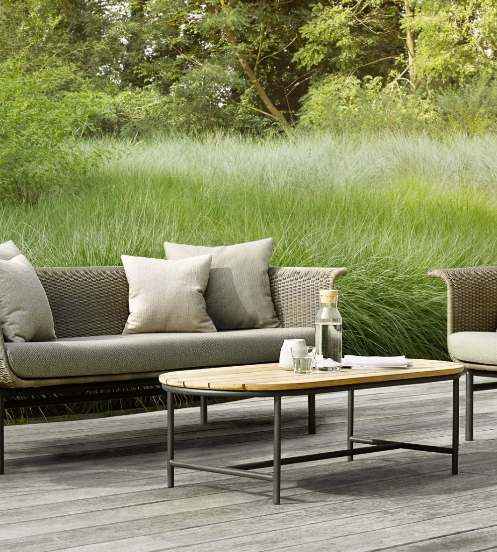 Vincent Sheppard WICKED Couchtisch mit schwarzem Gestell auf der Terrasse