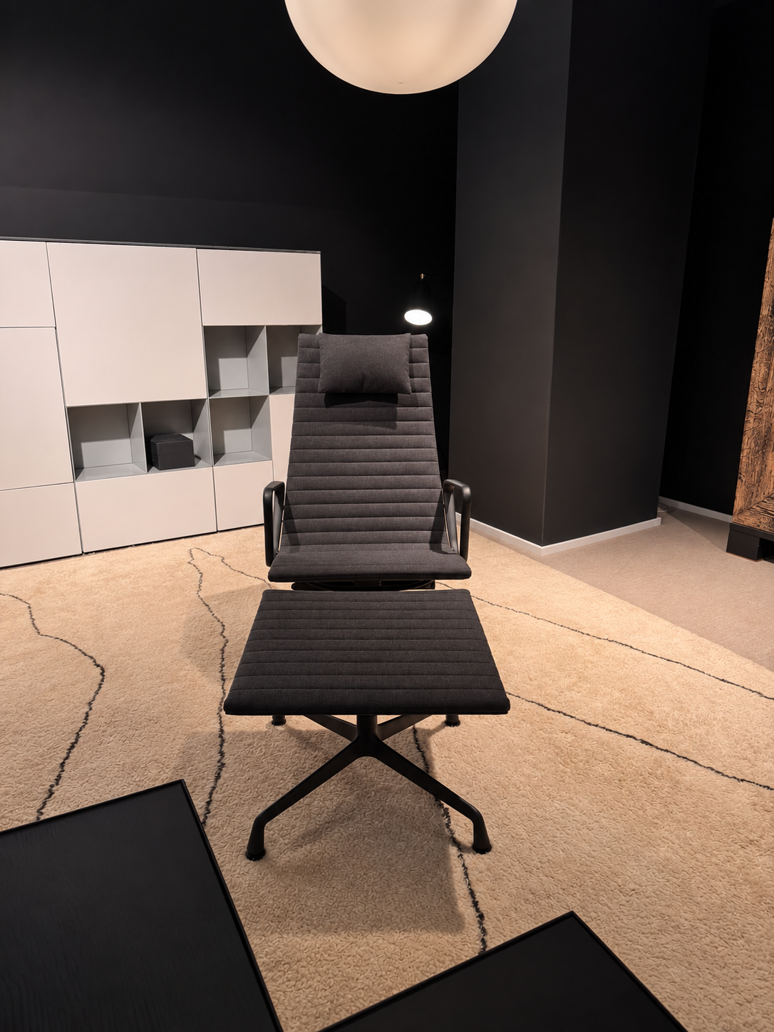 Vitra EAMES EA 125 Loungesessel mit Fußhocker und dunkelgrauem Hopsak-Bezug