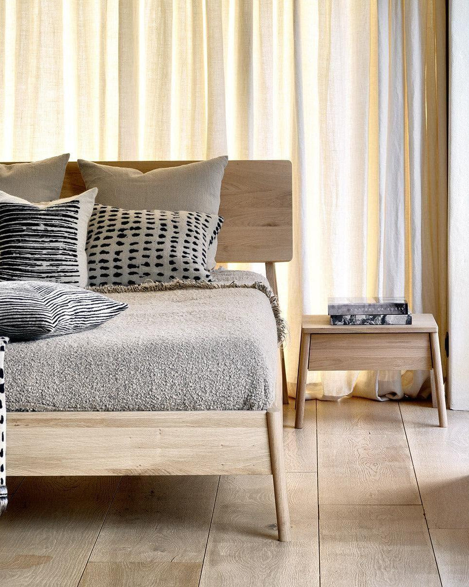 AIR Bett von Ethnicraft in Eiche natur, kombiniert mit passendem AIR Nachttisch