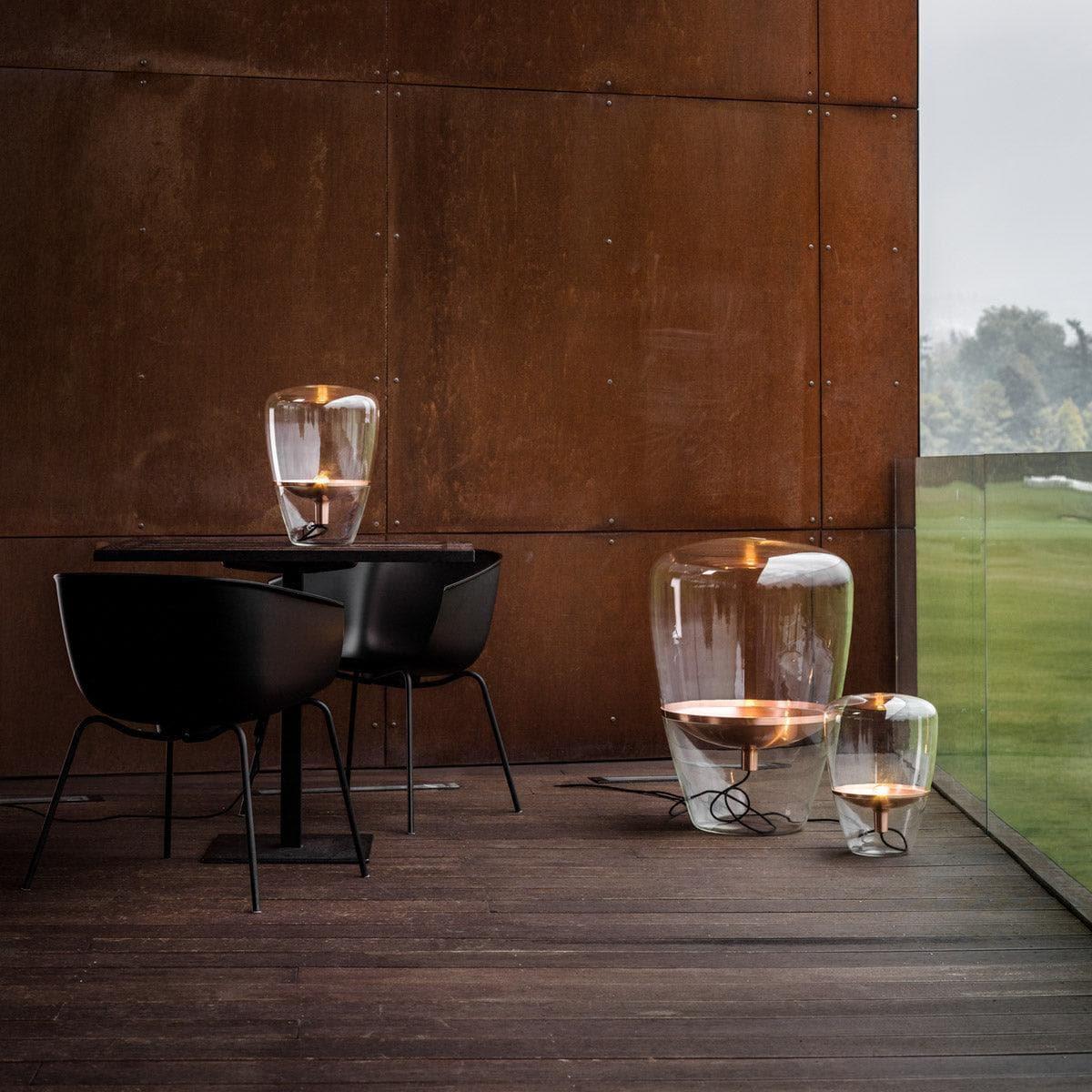 BALLOONS PC856 Stehleuchte von Brokis auf einem Balkon – stimmungsvolle Lichtquelle für laue Abende im Außenbereich mit stilvoller Atmosphäre