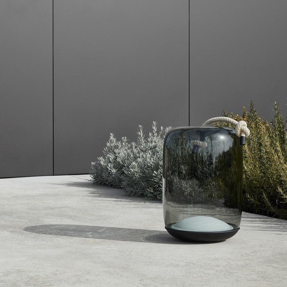 Gartenambiente mit KNOT BATTERY Stehlampe von Brokis auf dem Boden – dekoratives Lichtobjekt für gemütliche Outdoor-Momente