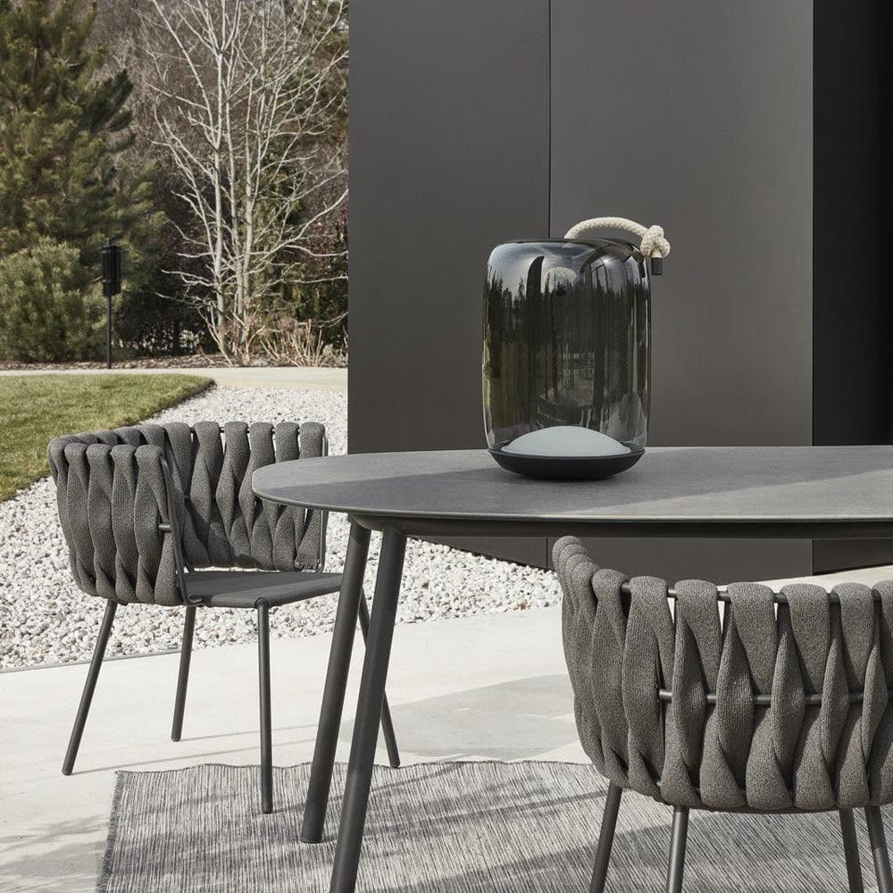 KNOT BATTERY Stehlampe von Brokis auf einem Gartentisch – stimmungsvolle Lichtquelle für sommerliche Abendstimmung im Außenbereich