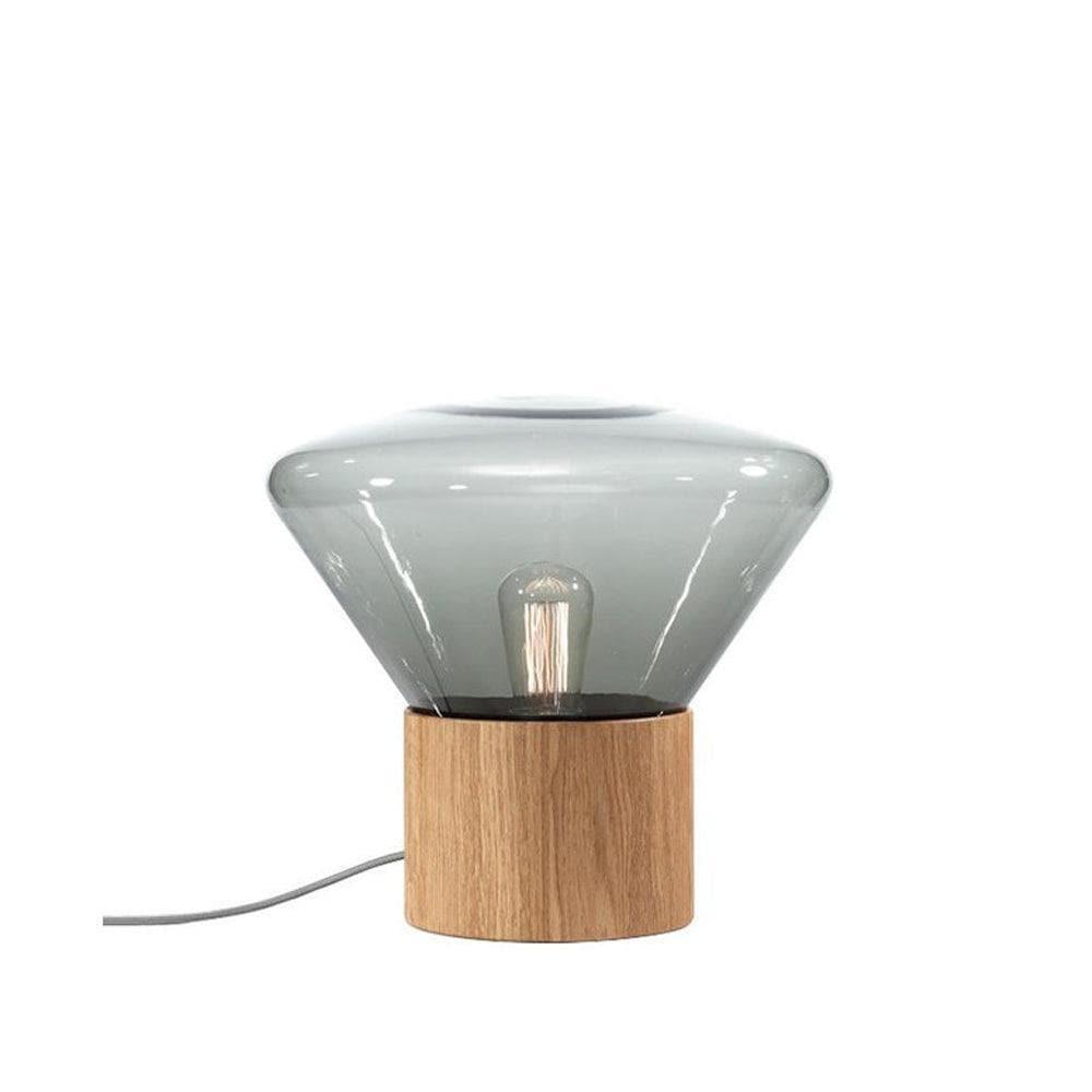 Modellabbildung der Stehleuchte MINI MUFFIN PC910 von Brokis – kompakte Designleuchte mit mundgeblasenem Glas und Holzfuß in harmonischem Zusammenspiel