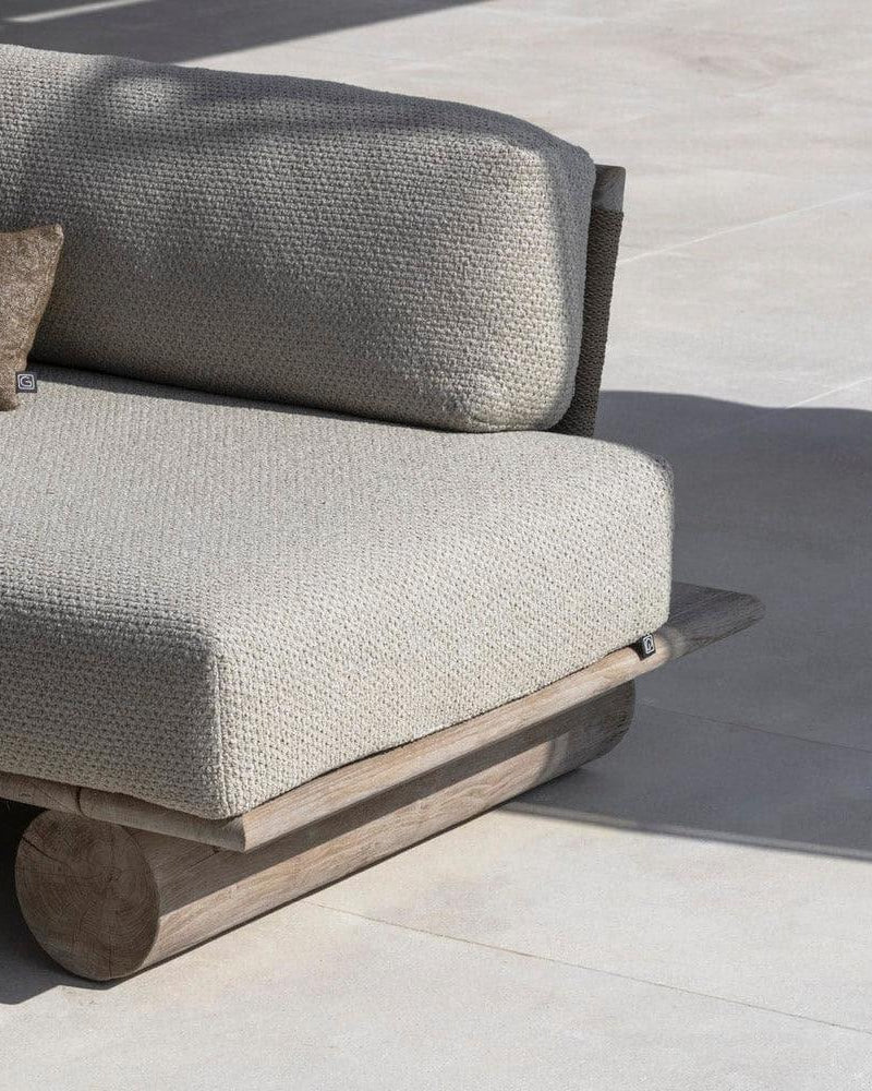 EDGE Outdoor-Sofa von Gommaire am Pool – luxuriöses Gartensofa mit geradlinigem Design aus recyceltem Teak für stilvolle Poollounges