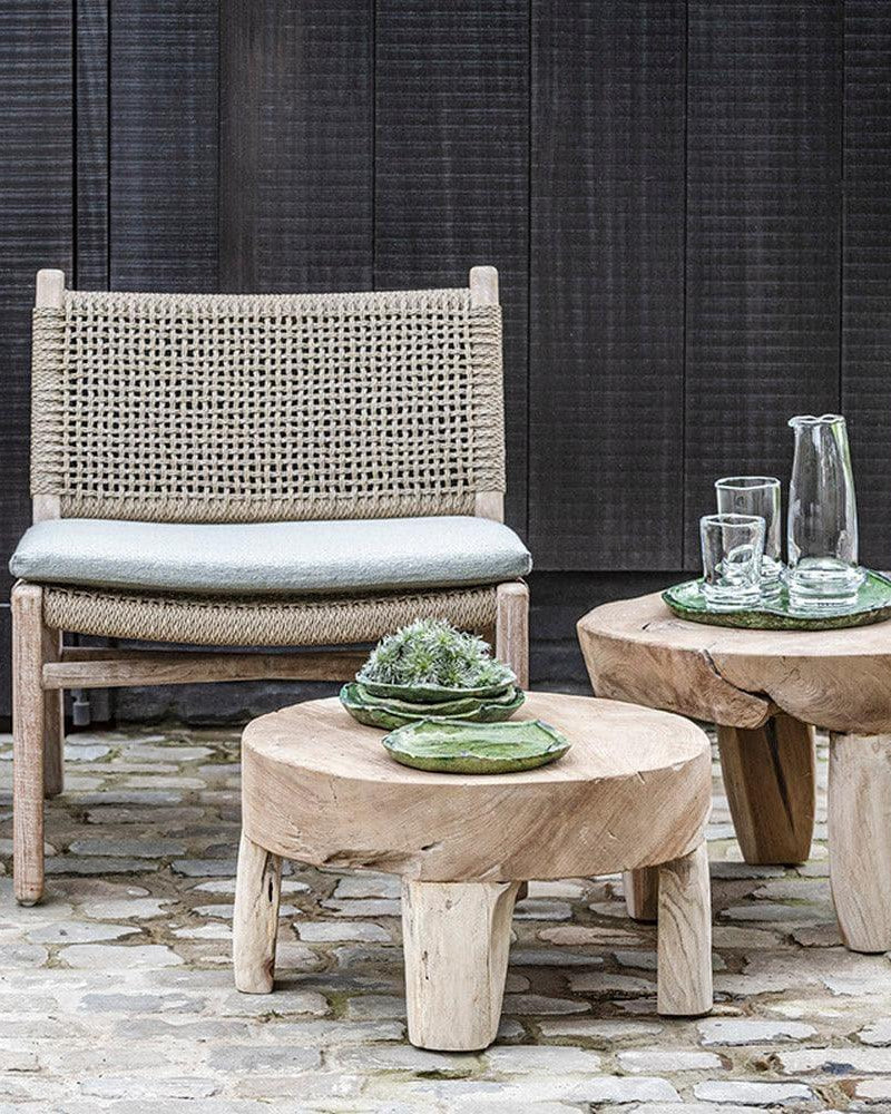 Einrichtungsbild mit Gartenstuhl FIONA Easy von Gommaire – gemütliche Outdoor-Szene mit gepolstertem Teakstuhl und passenden Beistelltischen auf der Terrasse