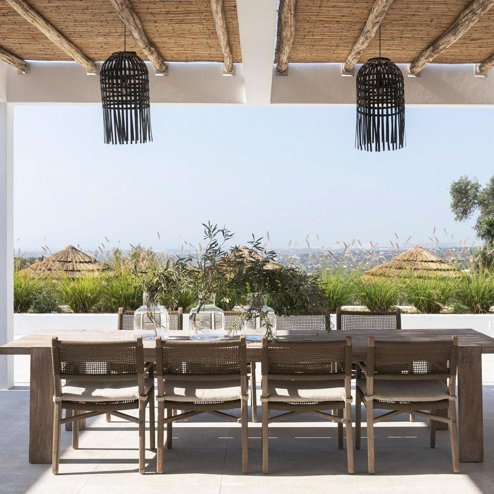 Gartenstuhl FIONA mit Kissen von Gommaire auf Terrasse – stilvolle Outdoor-Szene mit Esstisch aus Teak und harmonischer Polsterung in Naturtönen