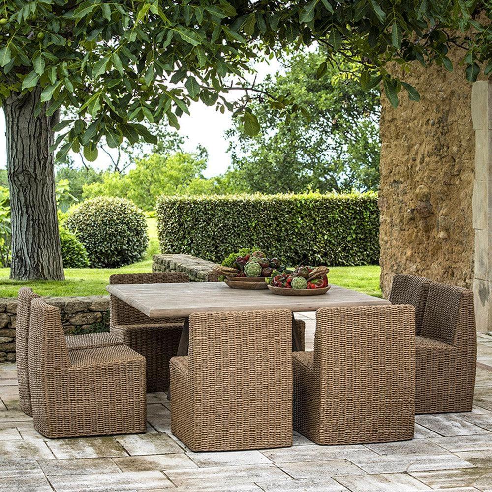 Gommaire Esstisch DENNIS im Garten – wetterfester Teakholz-Tisch eingebettet in grüne Umgebung, perfekter Mittelpunkt für gemütliche Gartenessen