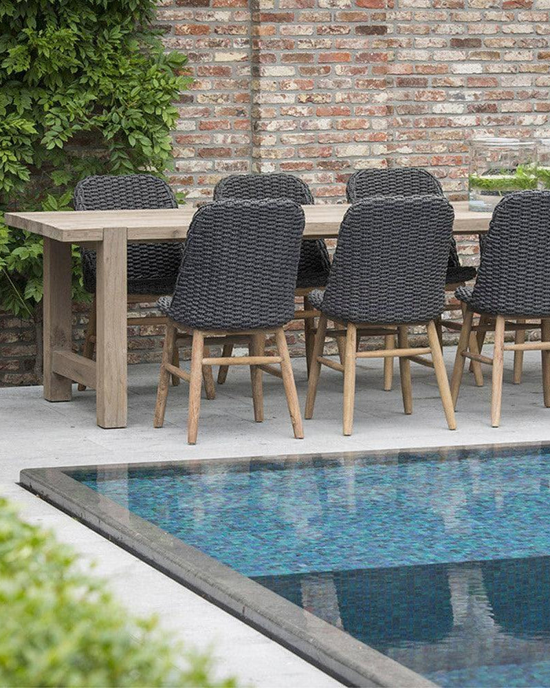 Esstisch JACOB von Gommaire im Garten – großzügiger Teaktisch in Lounge-Atmosphäre, ideal für gesellige Abende im Freien