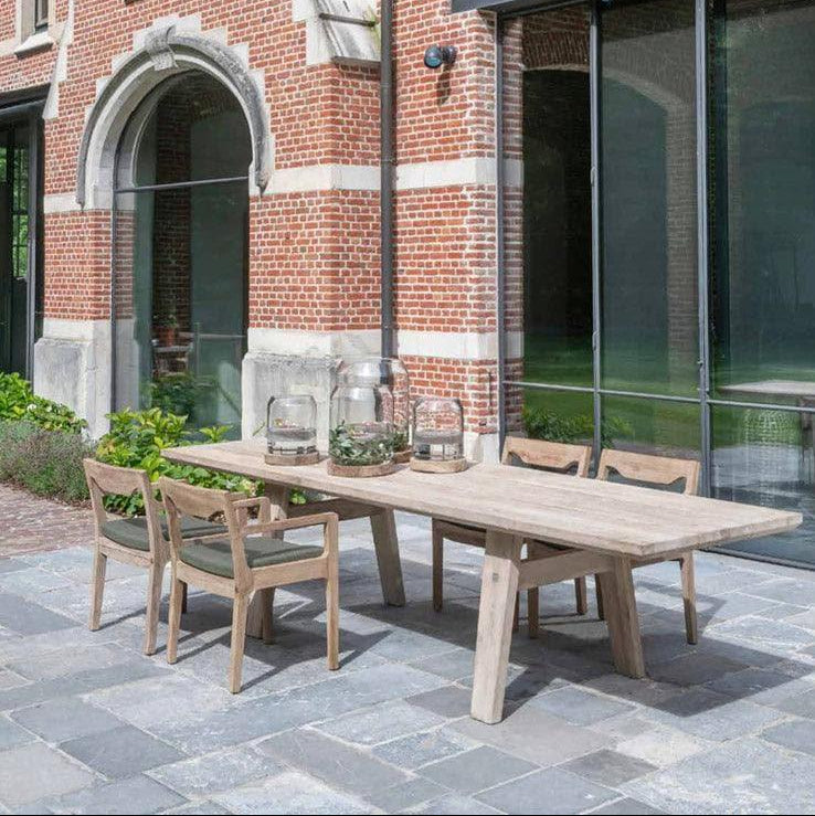Esstisch MIA im Garten – stilvolle Essgruppe mit Outdoor-Stühlen rund um den Gommaire Teaktisch, ideal für gemütliche Sommerabende im Freien