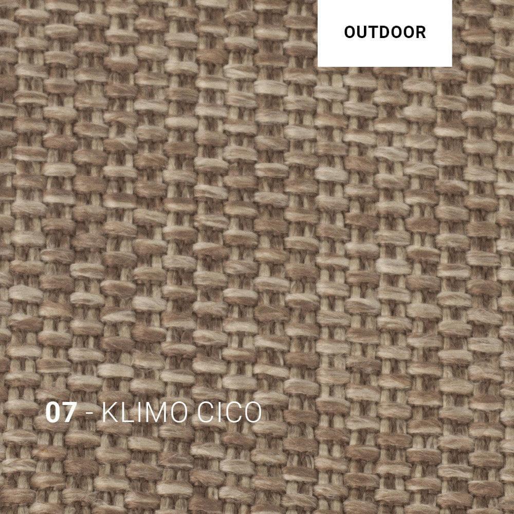 Gartenstuhl FIONA mit KLIMO CICO 07 – robuster, hellgrauer Outdoor-Stoff mit natürlicher Struktur für elegante Terrassenszenen