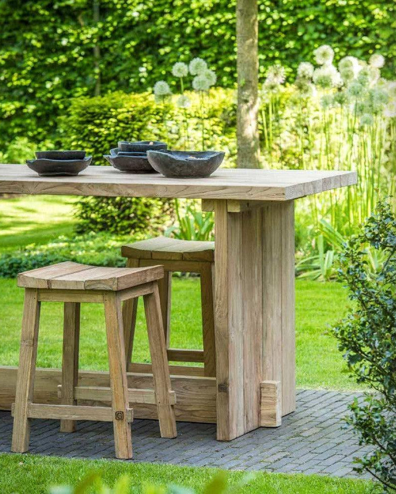 Barhocker ALEXI ohne Kissen am Bartisch – minimalistisches Outdoor-Setting von Gommaire mit natürlichen Materialien und klaren Linien