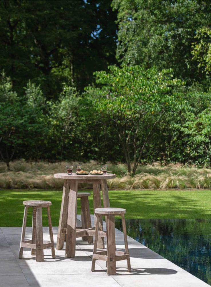 Gommaire Bartisch ALEX mit Barstühlen auf Terrasse – eleganter Teaktisch für den Außenbereich, ideal für gesellige Stunden unter freiem Himmel