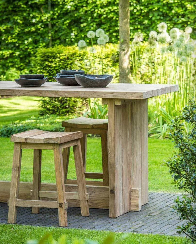 Gommaire Bartisch ALEXI 310 cm im Garten – eleganter Teak-Bartisch mit passenden Barhockern, perfekte Kombination für moderne Outdoor-Lounges und BBQ-Bereiche