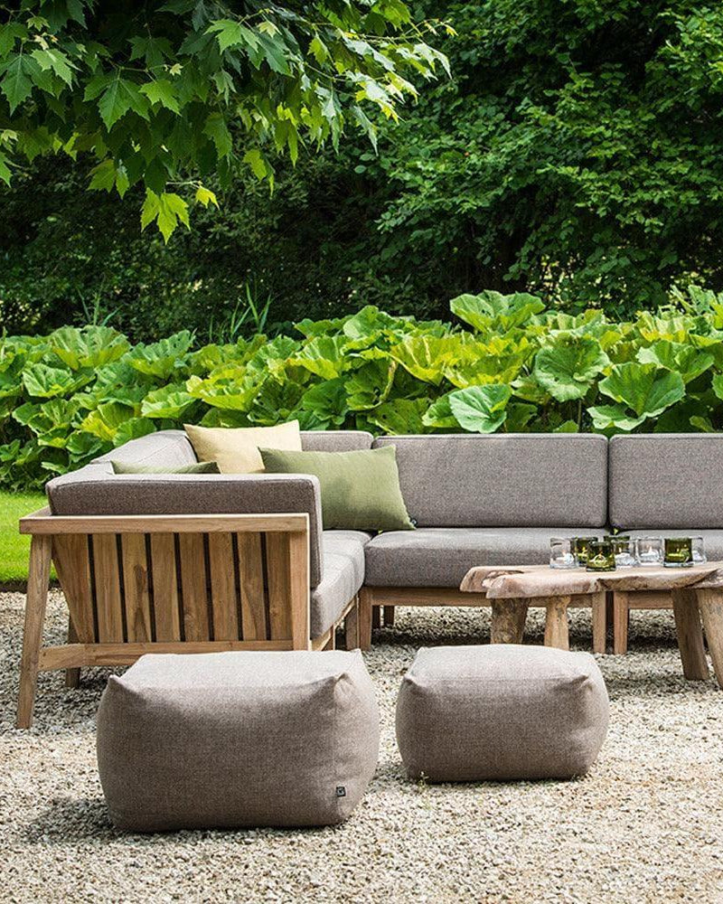 COPENHAGUE Fauteuil lounge de Gommaire dans le jardin - le teck recyclé rencontre le rembourrage résistant aux intempéries pour un design outdoor élégant dans un environnement naturel.