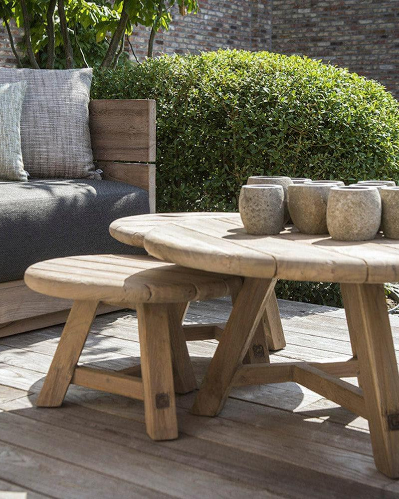 Couchtisch ANTON 3er Set von Gommaire im Garten – flexible Tische aus recyceltem Teakholz in Kombination mit wetterfestem Lounge-Sofa