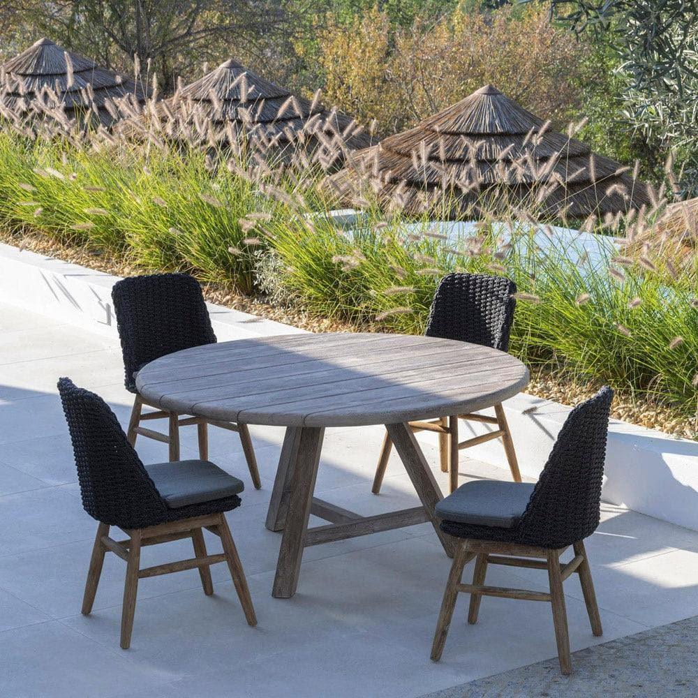 Runder Esstisch ANTON Ø120 cm von Gommaire auf Terrasse – stilvoller Teak-Tisch mit vier Gartenstühlen für entspannte Outdoor-Mahlzeiten