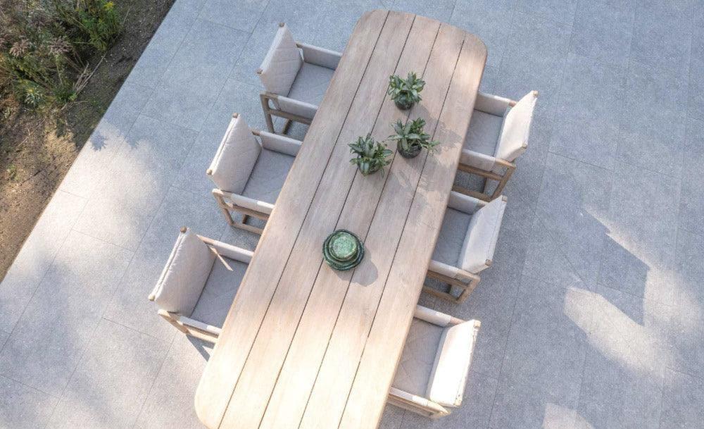 Esstisch CARLO von Gommaire auf Terrasse – Outdoor-Essplatz mit Teak-Tisch und passenden Stühlen für stilvolles Essen im Freien