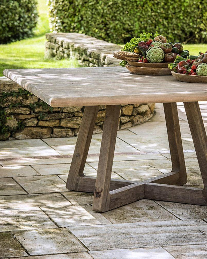 Esstisch DENNIS von Gommaire auf Terrasse – stilvoller Teaktisch kombiniert mit Outdoor-Stühlen, ideal für moderne Essbereiche im Freien