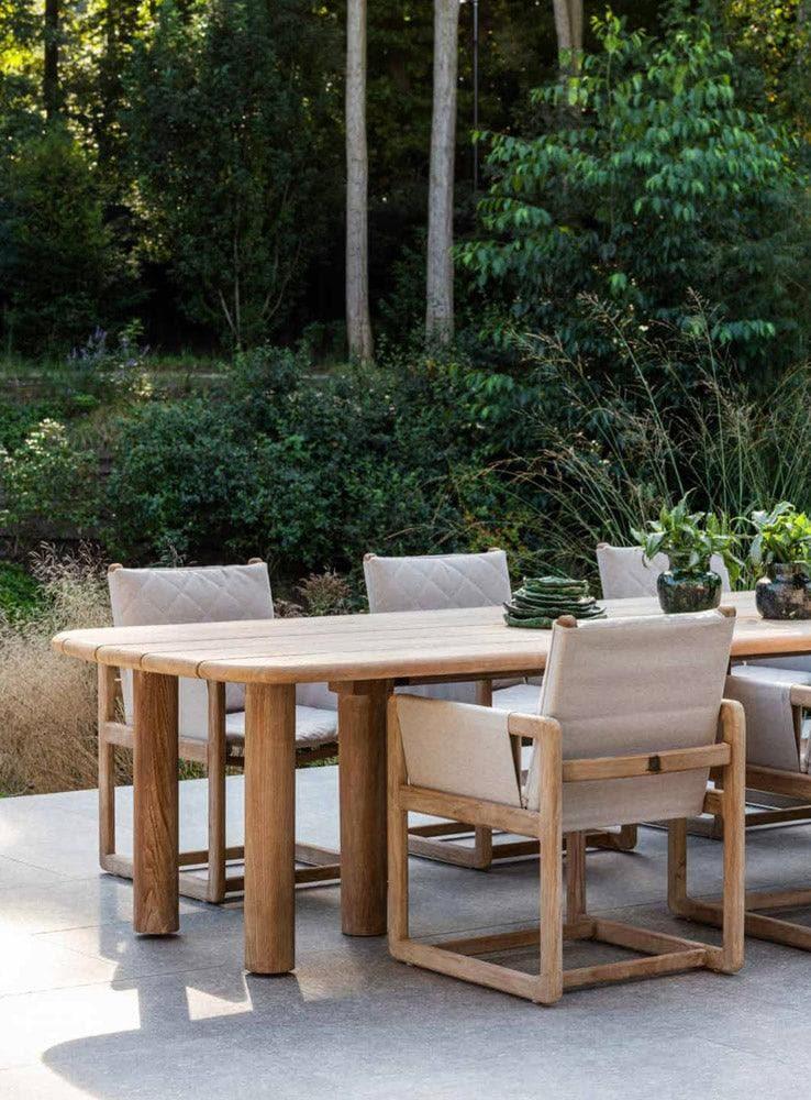 Gartenstuhl CARLO gepolstert von Gommaire am Esstisch – elegantes Gartenmöbel-Ensemble aus Teakholz für stilvolle Outdoor-Essbereiche