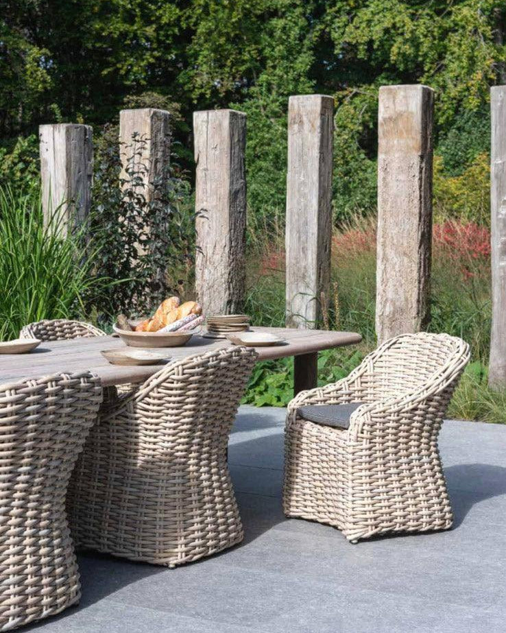 Gartenstuhl JENNA von Gommaire auf Terrasse – eleganter Teakstuhl am Esstisch, ideal für stilvolle Outdoor-Essbereiche mit natürlichem Flair