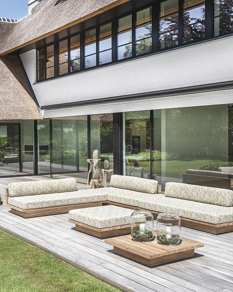 MAGNUS Gartensofa von Gommaire in Gartenlounge – stilvolle Kombination aus Teakholzrahmen und Outdoor-Polstern für luxuriöse Außenbereiche