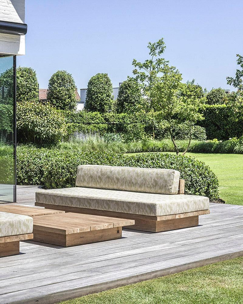 Gartensofa MAGNUS von Gommaire auf Terrasse – modernes Outdoor-Möbelstück aus Teakholz mit komfortabler Polsterung für exklusive Außenbereiche