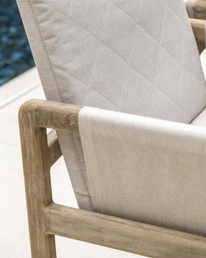 Seitliche Detailansicht des Gartenstuhls CARLO von Gommaire – klare Linienführung, recyceltes Teakholz und wetterfeste Polsterung in hochwertiger Verarbeitung