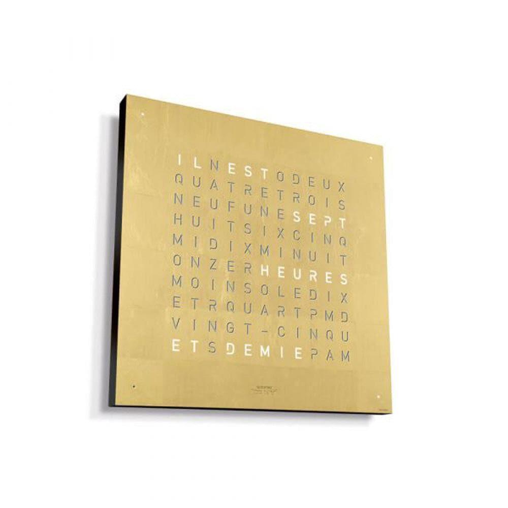 QLOCKTWO EARTH 45 Gold – vue latérale avec boîtier noir et façade dorée artisanale