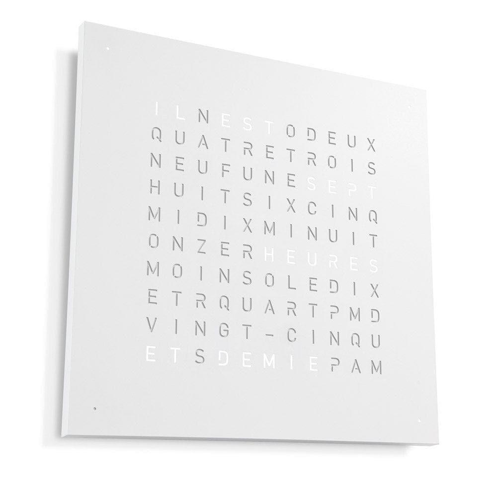 QLOCKTWO EARTH 45 White Pepper – vue latérale avec boîtier blanc et façade acier blanc minimaliste