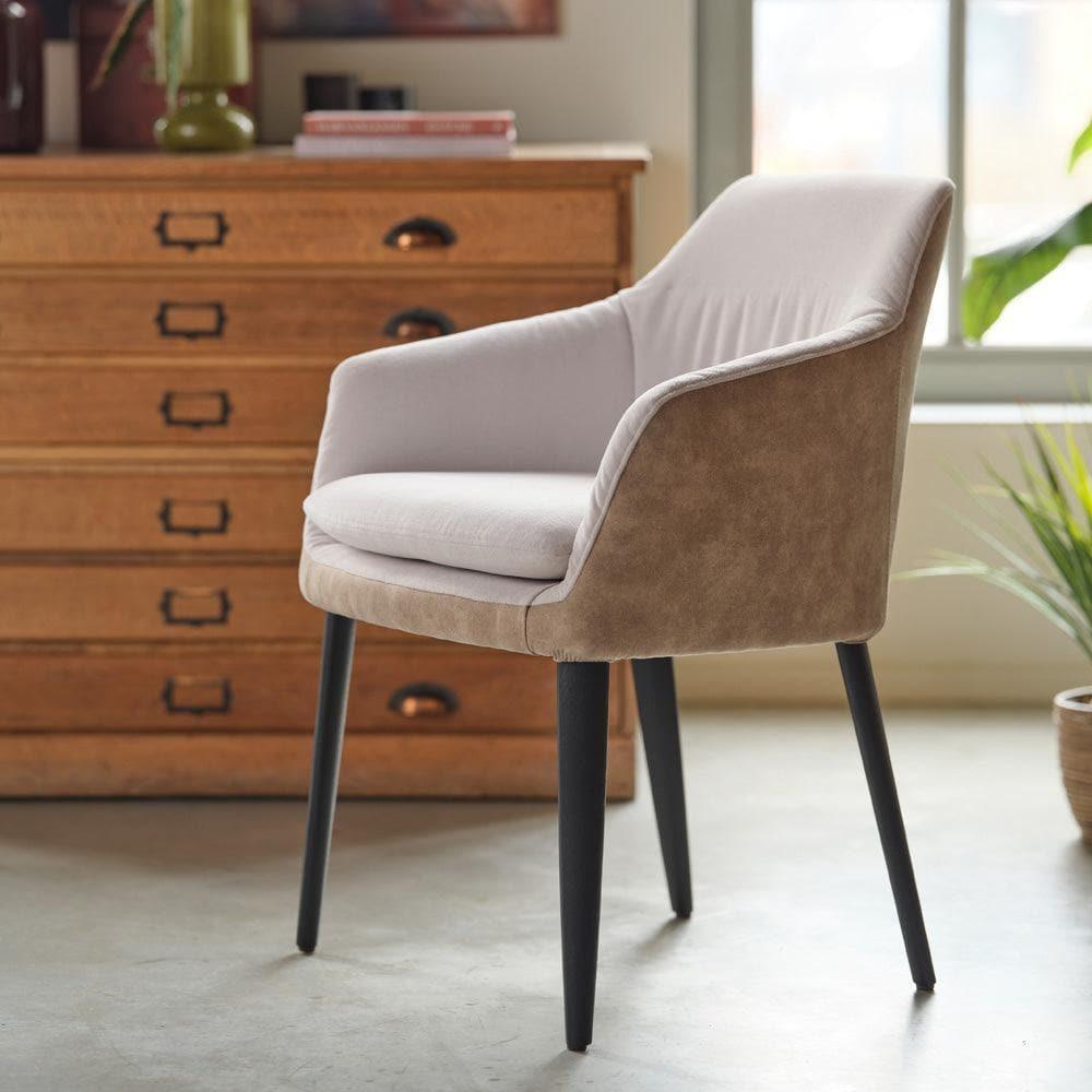 C0212 als stilvoller Armlehnstuhl in einem offenen Wohn-Essbereich mit Holztisch und minimalistischer Dekoration