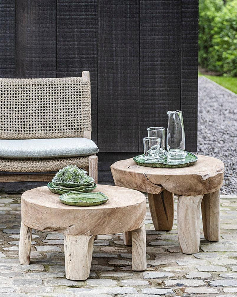 Beistelltisch SAMBA von Gommaire auf Holzdeck – stilvoller, runder Teak-Tisch als Ergänzung zum Outdoor-Loungesessel für gemütliche Gartenmomente