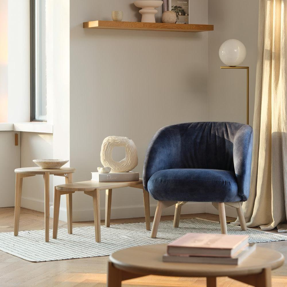 Sessel THALIA R0118 als stilvolle Leseecke in einem modernen Wohnzimmer mit Beistelltisch und Stehlampe