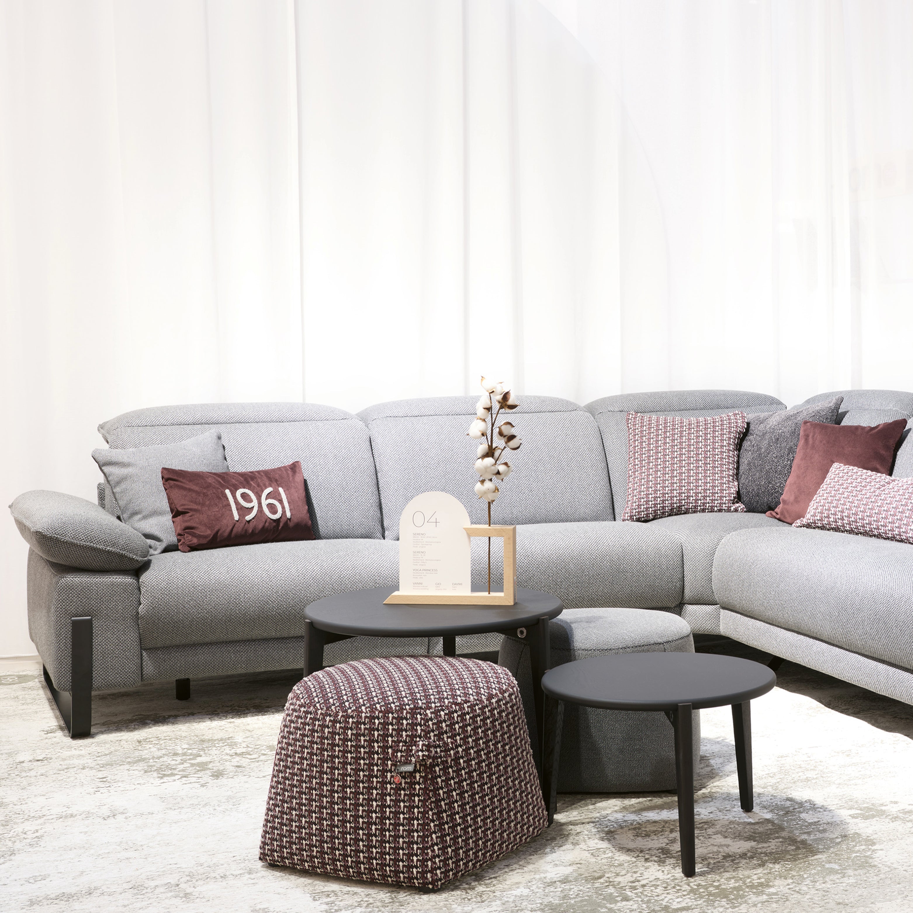 Individuell geplantes Sofa von ROM 1961 mit Relaxkomfort – stilvoll inszenierter Wohnraum in Beige-Grau.